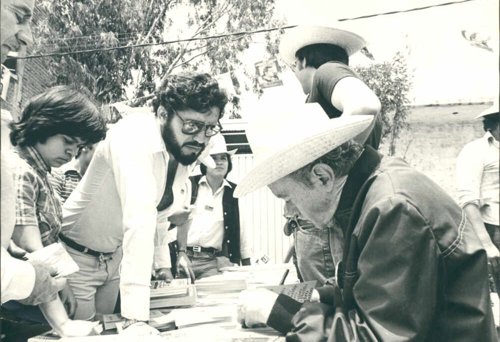 Firma de libros por Juan Rulfo.