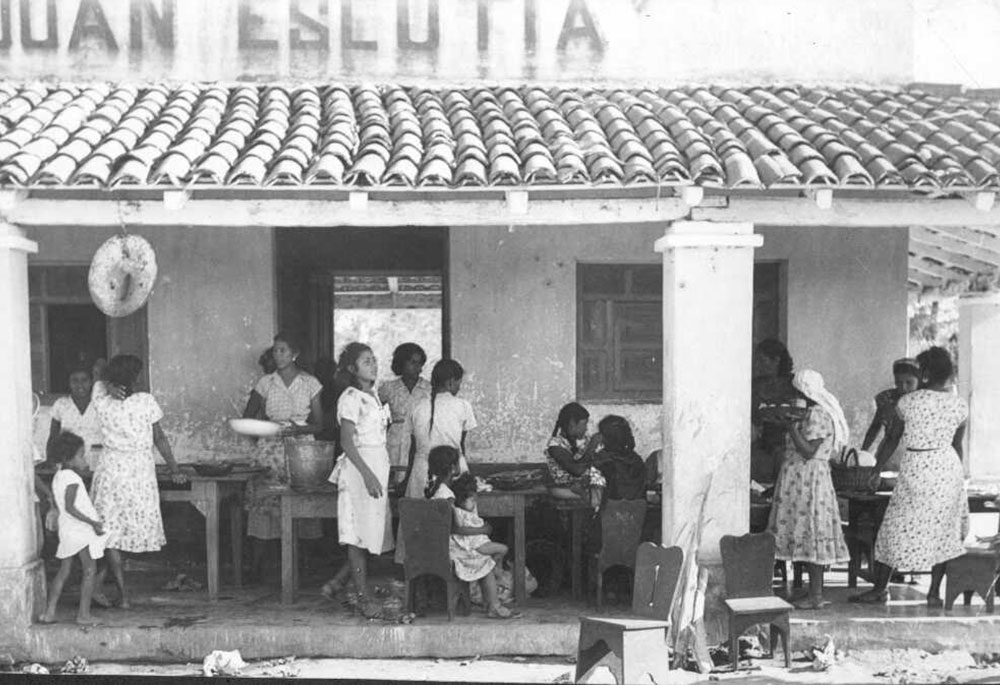 Maestras rurales enseñando repostería y cocina.
