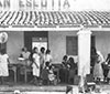 Maestras rurales enseñando repostería y cocina.